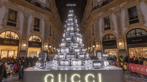 quanto è costato l'albero di natale di gucci|Gucci, oltre 1 milione di euro per il Natale a Milano.